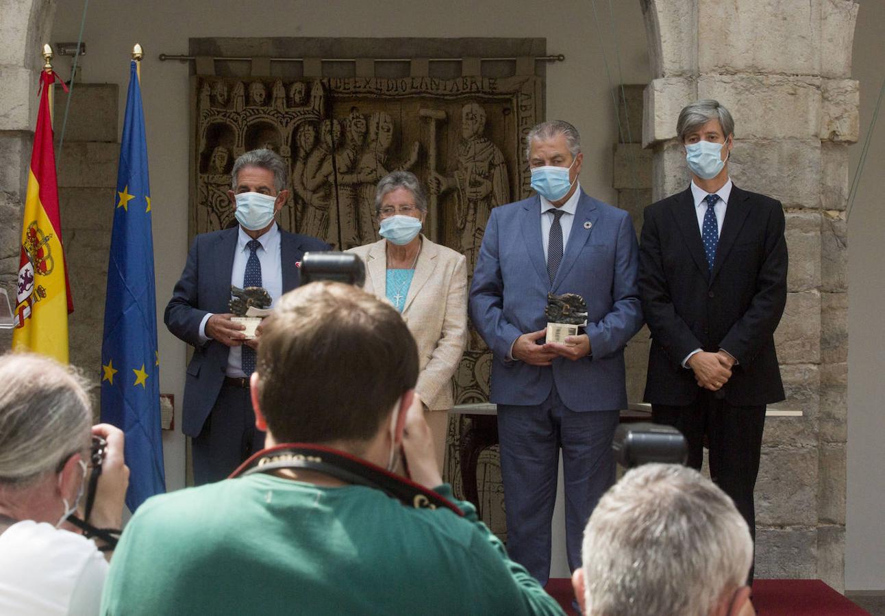 Revilla y Joaquín Gómez recogen el premio a los ciudadanos cántabros