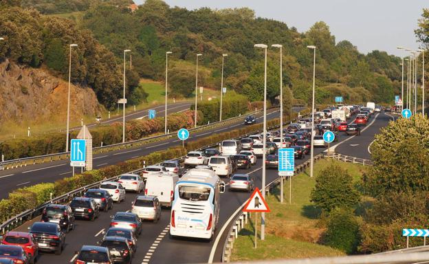 Un vuelco en la A-8 provocó esta tarde retenciones de más de 20 kilómetros entre Laredo y Castro