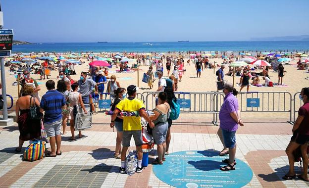 Más colas y aforos completos en otro domingo de playa