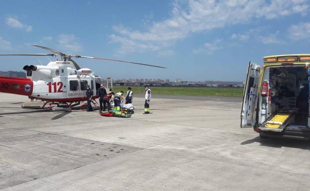 Evacúan en helicóptero a un varón con síntomas de infarto en la playa de Oyambre