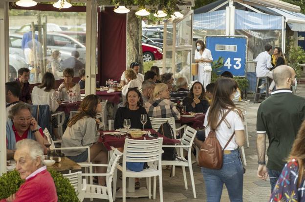 «A tomar algo por El Sardinero viene, en general, la gente de por aquí y es todo más tranquilo», explican en la zona de La Cañía