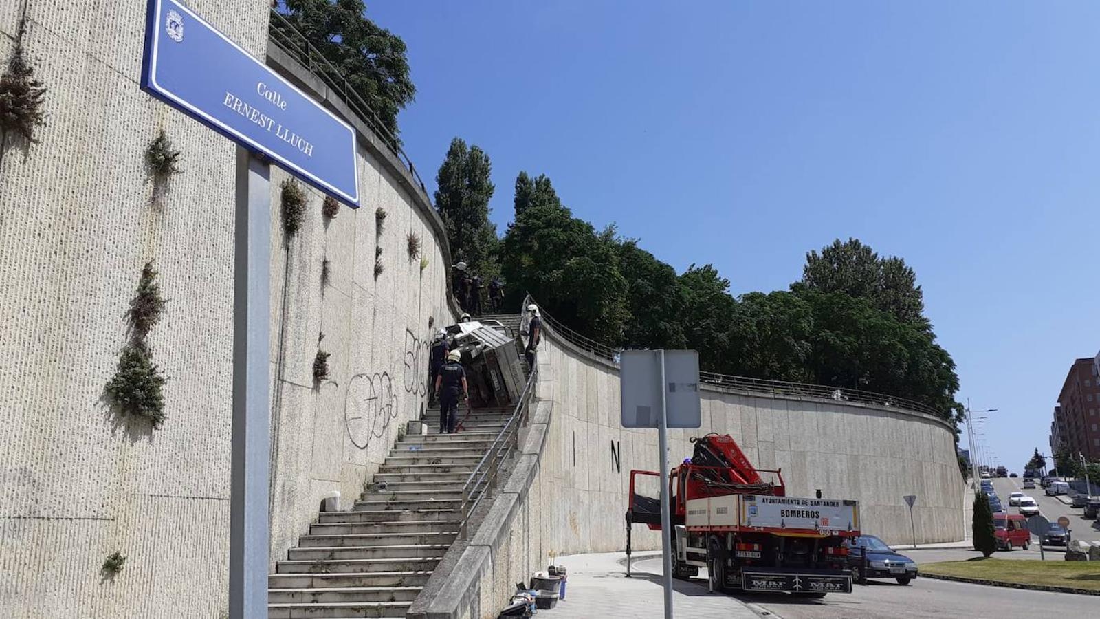 Los bomberos han recuperado el vehículo con una grúa