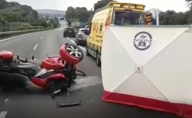 Fallece el motorista de 77 años que impactó contra la bionda de la A-8 a la altura de Laredo