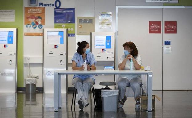 Una sentencia ayuda a mantener el empleo en el servicio de limpieza del Hospital Valdecilla