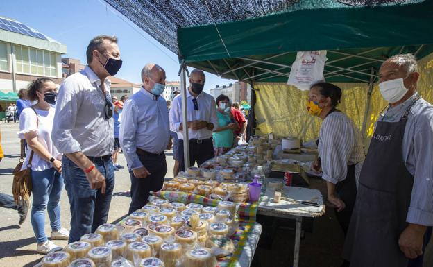 Blanco insta a los cántabros a comprar productos agroalimentarios regionales en las ferias