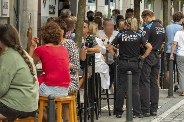 La falta de efectivos ahoga a las policías locales, incapaces de atajar el botellón