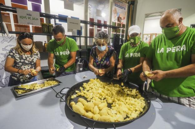 La Pera cocina 150 raciones de marmita para los Pasionistas