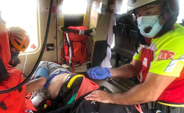 Rescatado de la senda forestal del Nansa un trabajador con síntomas de infarto