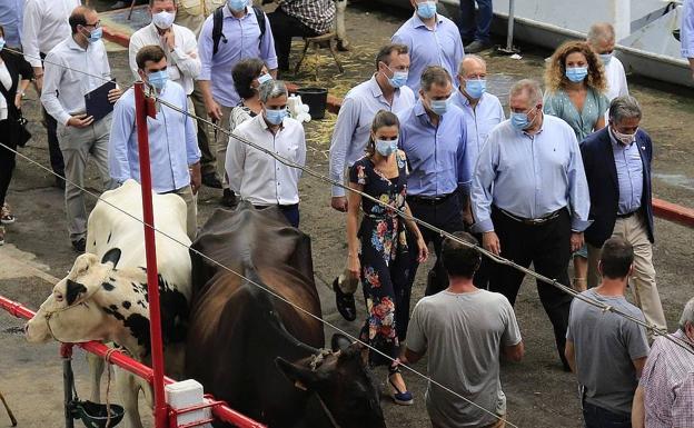 Los Reyes respaldan a los ganaderos y pescadores en su visita a Torrelavega y Santoña