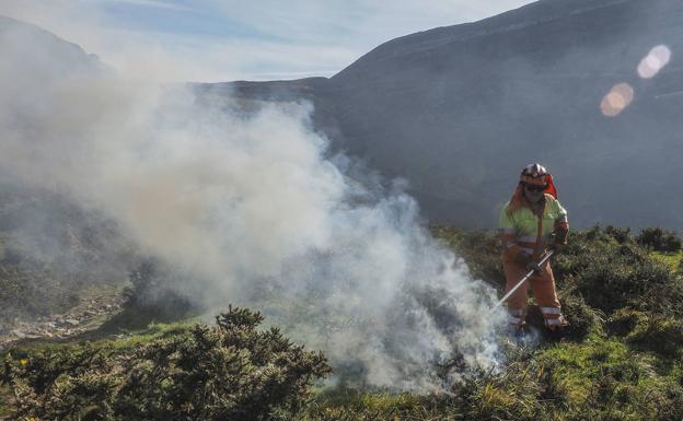 El Gobierno plantea la regulación de las quemas controladas en los montes de Cantabria