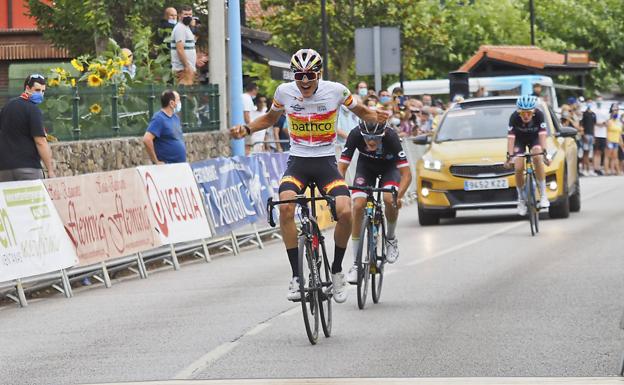 Juan Ayuso prolonga su racha de la temporada al ganar en San Felices