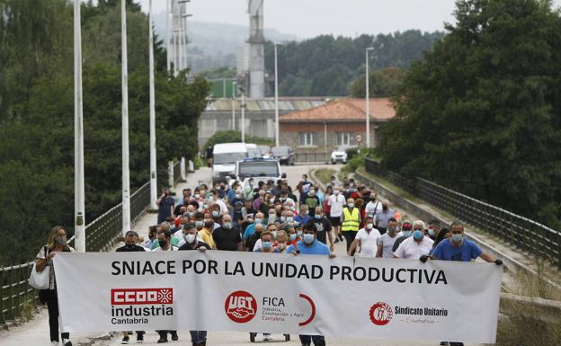 Los trabajadores de Sniace reclaman que se mantenga la unidad productiva
