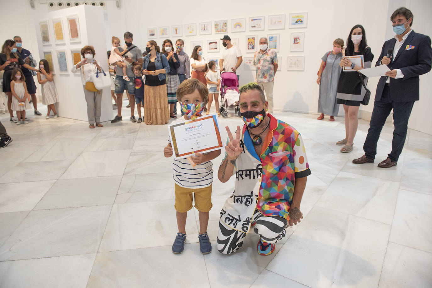 El Palacete del Embarcadero acoge 'Coloreando Cantabria', una muestra con dibujos de niños y obras de Okuda