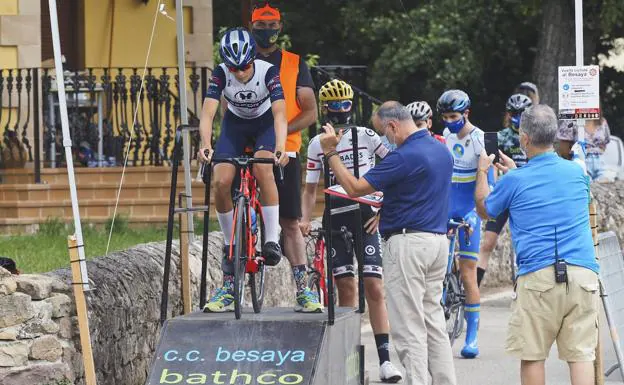 Juan Ayuso impone su ley en la segunda etapa de la Vuelta al Besaya