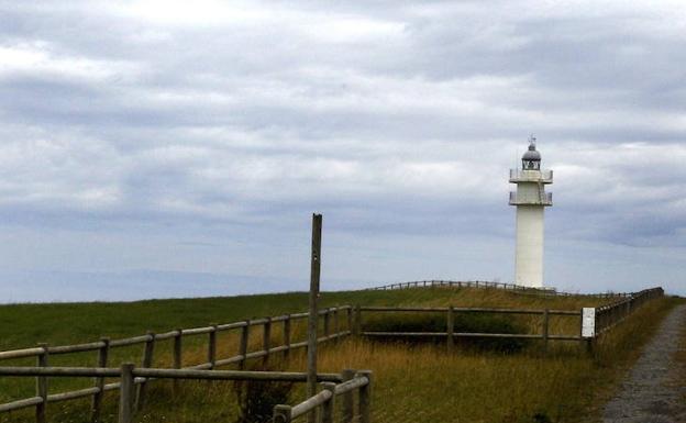 La intervención de Okuda en el Faro de Ajo será temporal tras la decisión del Puerto