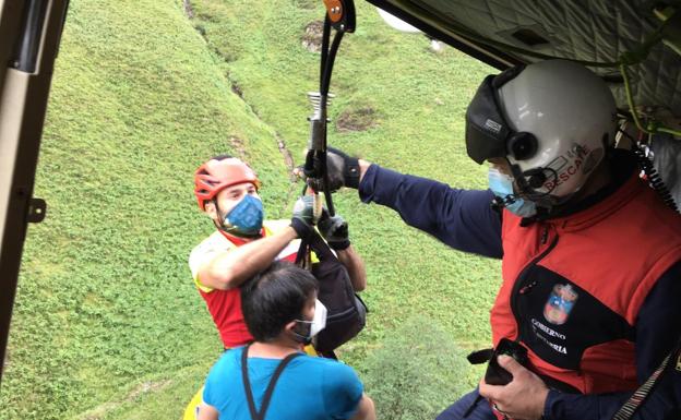 El helicóptero del Gobierno evacúa a un hombre con una posible fractura en el pie en Vega de Pas