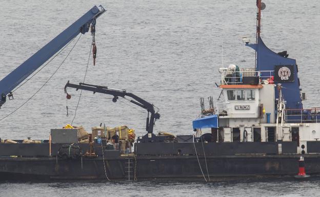 El segundo intento para reflotar la draga hundida en Suances