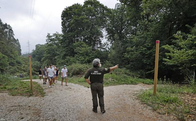 Los vándalos roban las señales de las sendas del entorno del Bosque de las Secuoyas