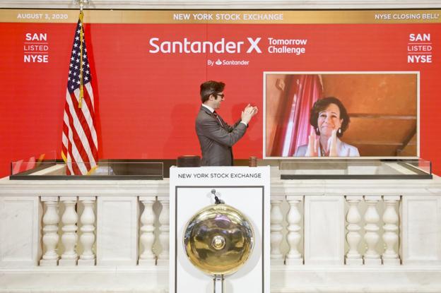 Ana Botín toca la campana de cierre de la jornada en la Bolsa de Nueva York