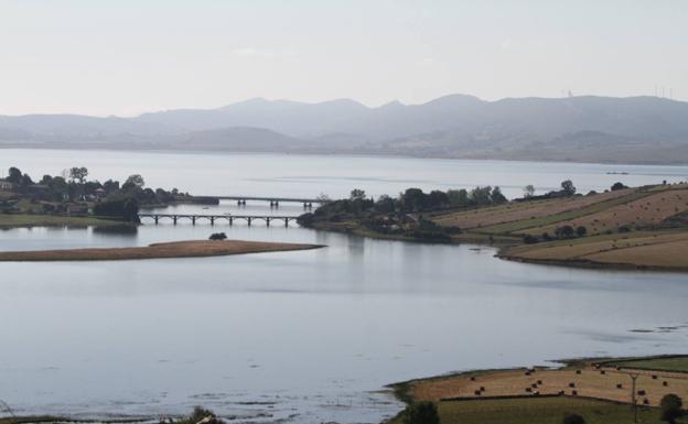 Cantabria considera insuficiente el trasvase veraniego de agua del Ebro y pide una solución «definitiva»