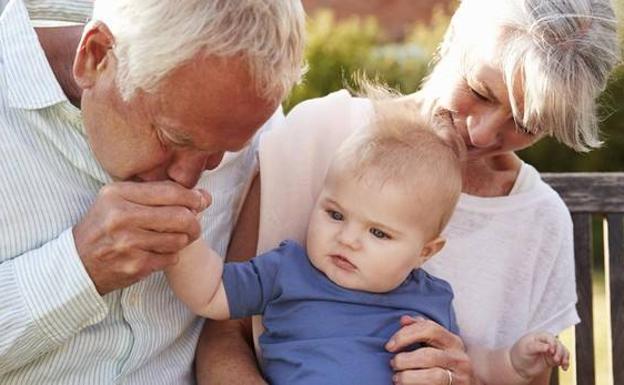 Carta de los abuelos a los nietos: «Vosotros estáis cuatro días en el hospital, nosotros no volvemos a casa»