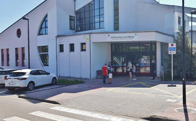 El Colegio de Médicos denuncia la agresión de un paciente a una doctora en Los Corrales de Buelna