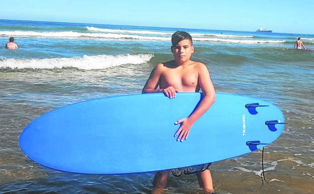 Un surfista de 12 años rescata a un niño que se ahogaba en la playa vizcaína de La Arena