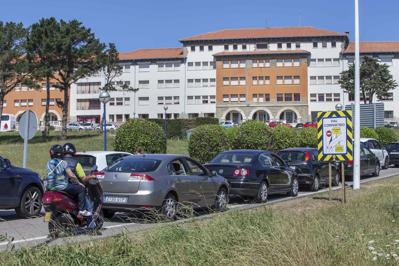 Siguen las colas en el hospital de Liencres para hacerse las pruebas PCR