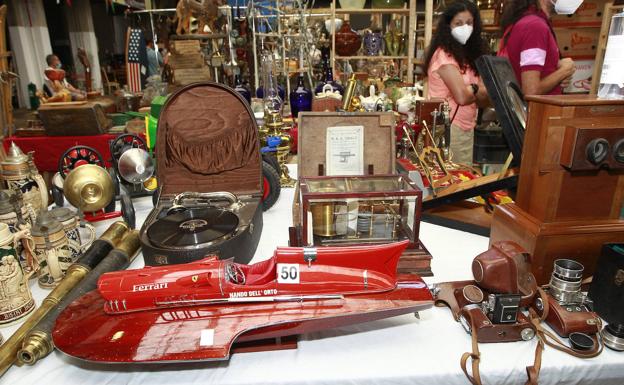 La feria de antigüedades se inicia con colas y 42.000 piezas a la venta