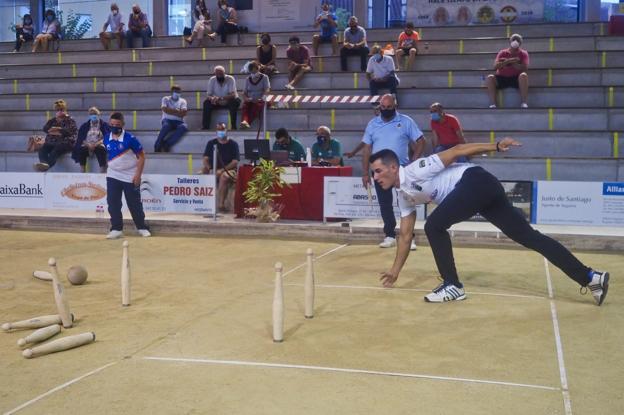 Víctor lidera un Regional en el que Salmón acecha a once bolos de distancia