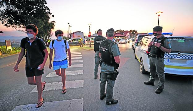 Un amplio despliegue policial evita que los turistas colapsen las calles de Gerra