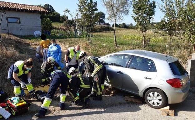 Herido un hombre de 84 años al ser arrollado por su propio coche en Cicero