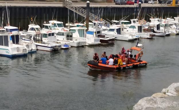 Rescatados cinco tripulantes de una embarcación deportiva tras naufragar a 10 millas de Suances