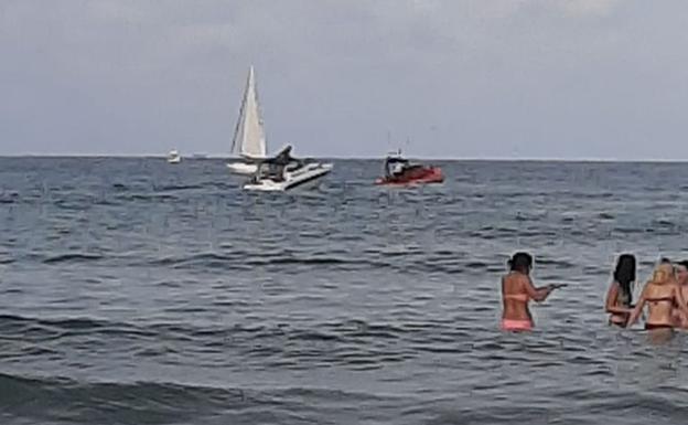 Rescatados los ocupantes de un yate frente a la playa de Mataleñas