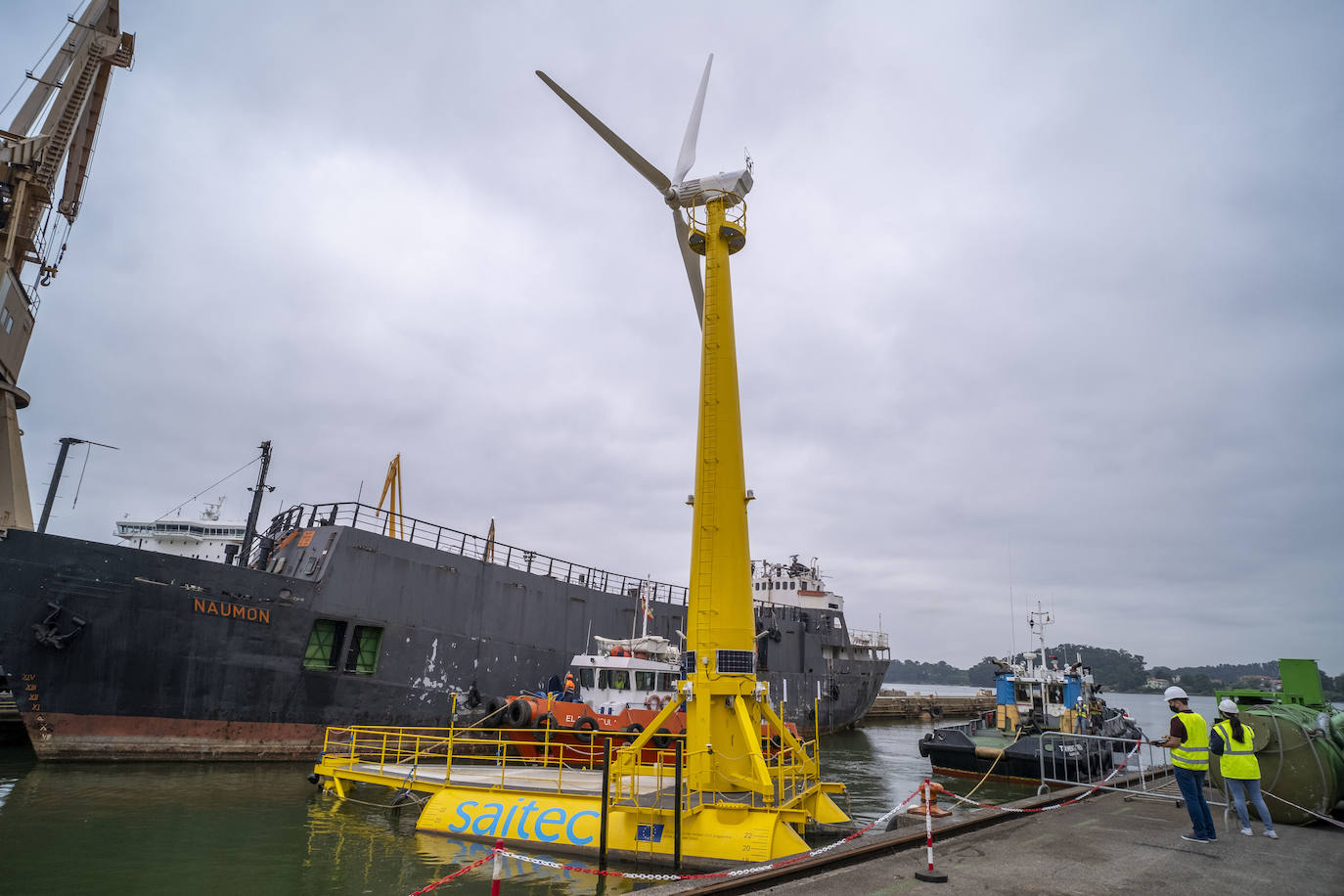Botadura de la boya experimental de la empresa Saitec