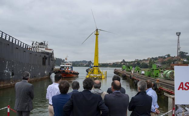 Instalan en el Abra de El Sardinero la primera turbina eólica flotante