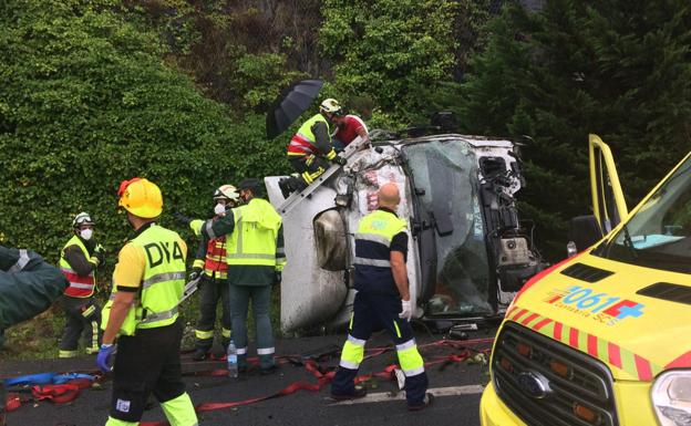 La A-8 en dirección Bilbao recupera la normalidad tras estar cortada casi tres horas por un accidente