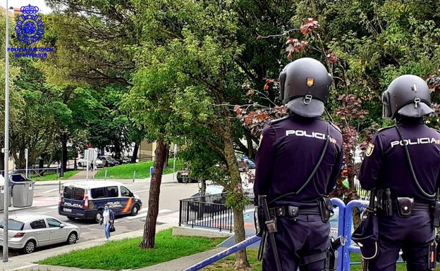 Detenido un joven que robo el móvil y el dinero a un hombre en Adarzo