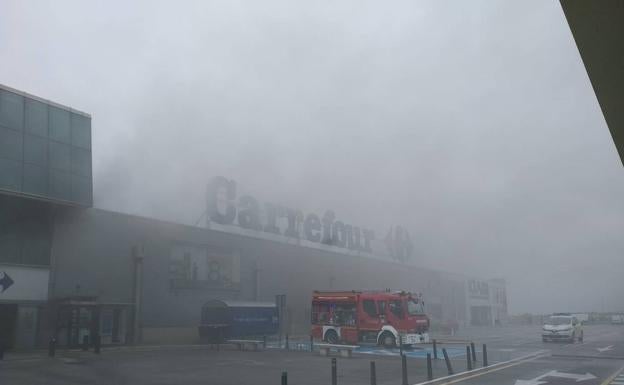 Desalojado el centro comercial del Alisal por un incendio en un cuadro eléctrico