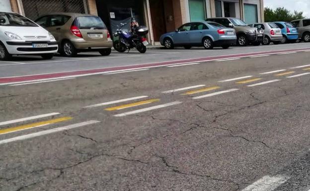 El Ayuntamiento reemplaza los bolardos deteriorados en el paseo peatonal de Beranga