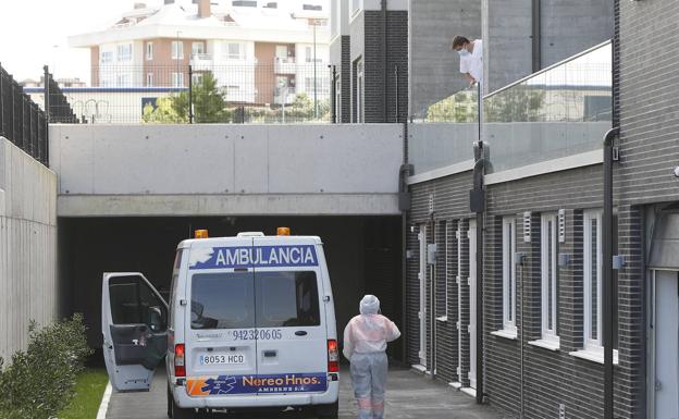 Las residencias con casos positivos envían a sus primeros usuarios a Suances