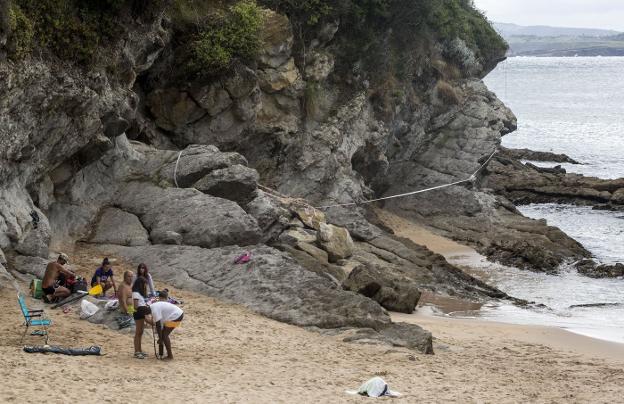 Temor entre los bañistas de Los Molinucos por el desprendimiento de rocas en la playa