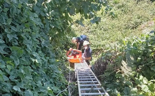 Rescatan a un joven que cayó por un terraplén en Liencres y quedó atrapado en un zarzal