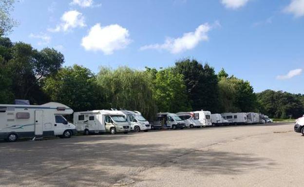 Ecologistas denuncian aglomeraciones de «hasta 500 personas» en el parking de autocaravanas de Cabárceno