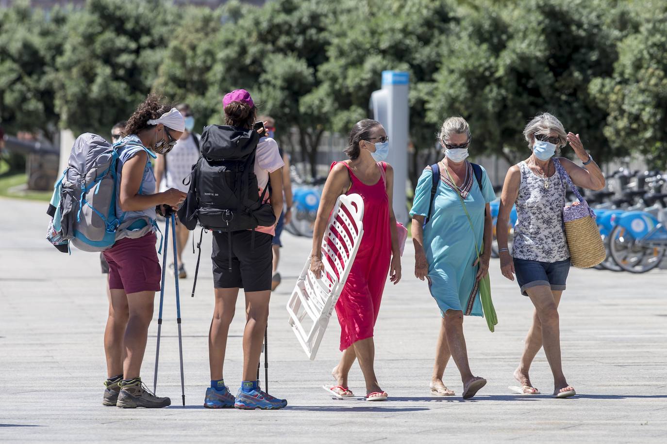 Playas al completo en un día muy caluroso en la costa de Cantabria