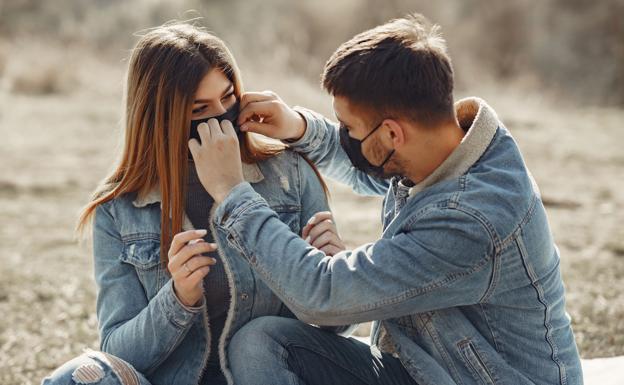 El reto de ligar con mascarilla en tiempos de coronavirus