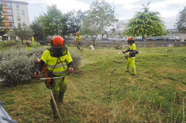 Comienzan los trabajos en las zonas verdes del aparcamiento de Nueva Montaña