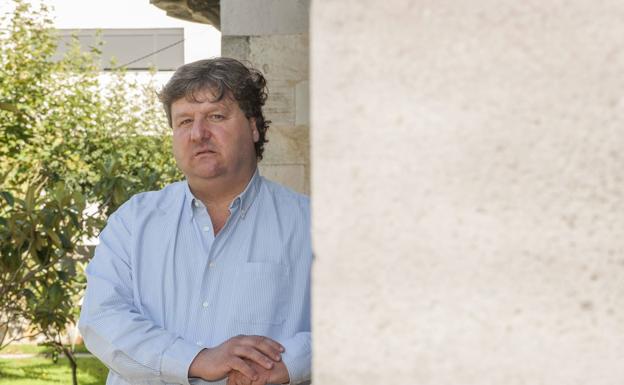 Instan al alcalde de Cayón a acabar con las plazas de empleo «arbitrarias»