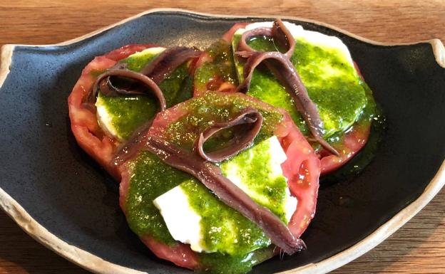 Hoy preparamos, ensalada de tomate con queso fresco, anchoas y pesto