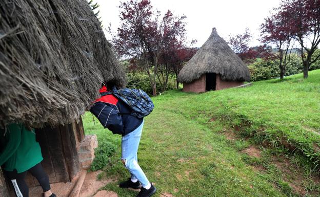 Cabezón añora este verano el reclamo turístico de su Poblado Cántabro